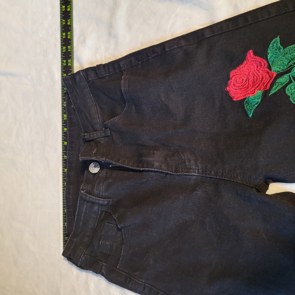 ROMWE Black Skinny Jeans with Red Rose Embroidery